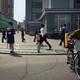 Hombres y mujeres de Corea del Norte caminando en un área residencial de Pyongyang, 25 de abril de 2017 (AP Images / Eric Talmadge).
